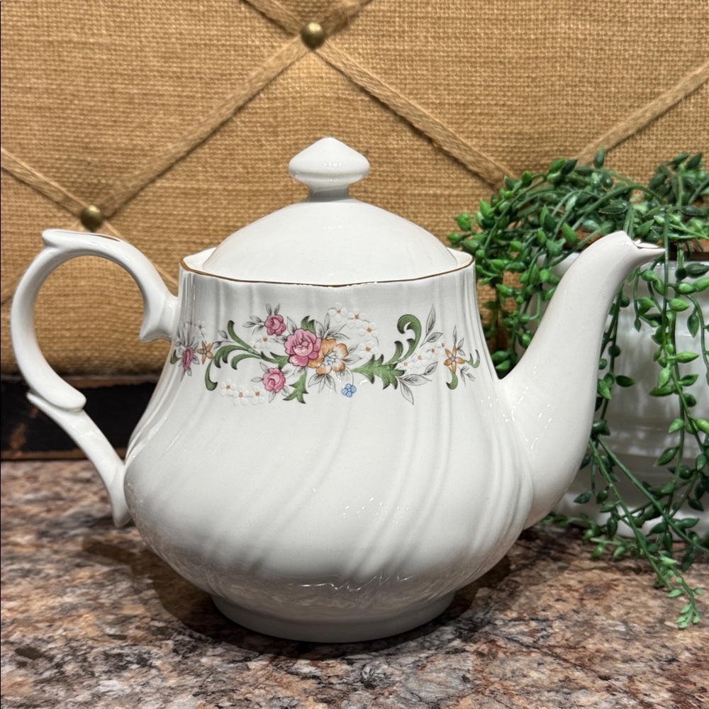Lynn’s China Teapot
